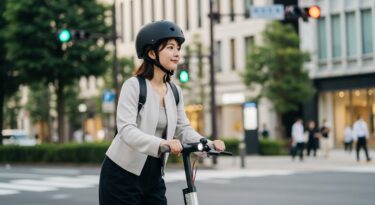 電動キックボードに乗っている女性