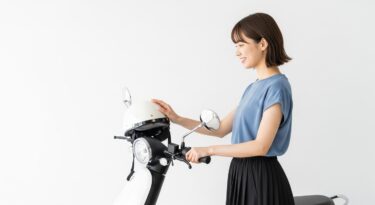 電動キックボードとヘルメット