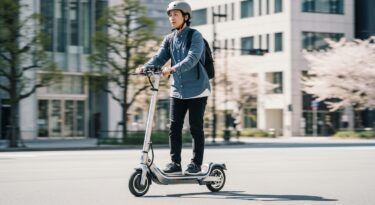 電動キックボードに乗っている人