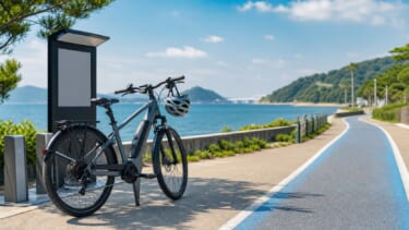海沿いのサイクリングルートに停めたレンタルE-BIKE