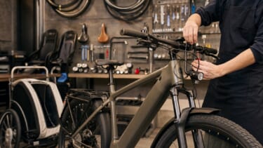 東京のe-bike専門店で電動アシスト自転車を比較する様子