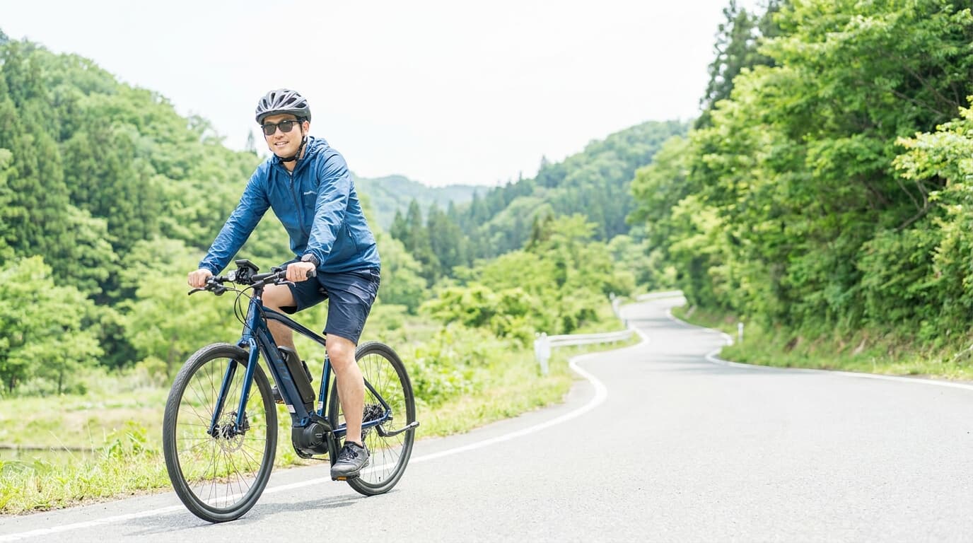 坂道を走るe-bikeのイメージ