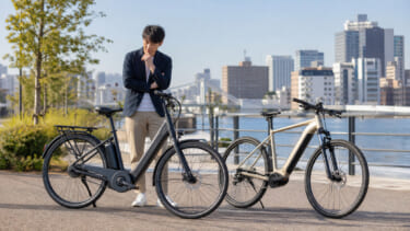 e-bikeのコスパ比較を考える人物と2台のe-bike