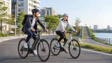 通勤と週末のサイクリングでe-bikeクロスバイクに乗る二人