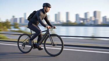 e-bikeで舗装路を軽快に走るライダー