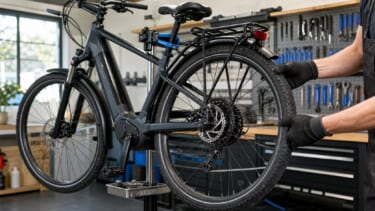 e-bikeのタイヤ交換作業を行う整備シーン