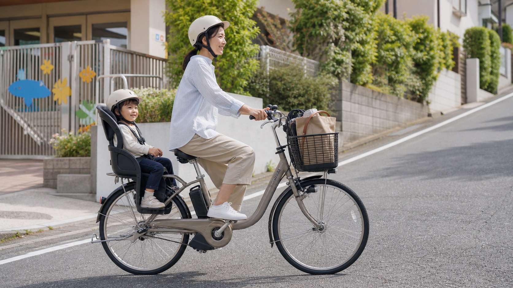 子どもを乗せて坂道を走る電動アシスト自転車