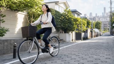 坂道を快適に走る電動アシスト自転車のイメージ