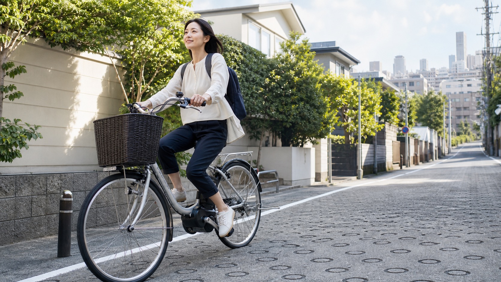 坂道を快適に走る電動アシスト自転車のイメージ