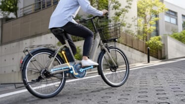坂道を走る電動アシスト自転車の仕組みを示すイメージ