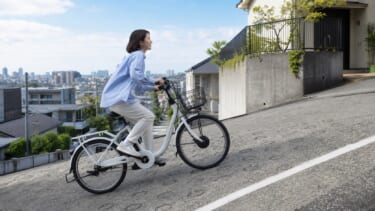 上り坂を電動アシスト自転車で快適に走るイメージ