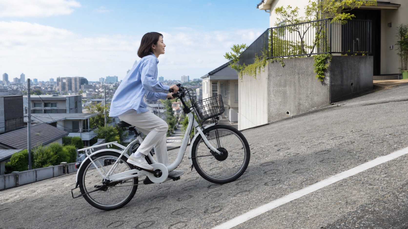 上り坂を電動アシスト自転車で快適に走るイメージ