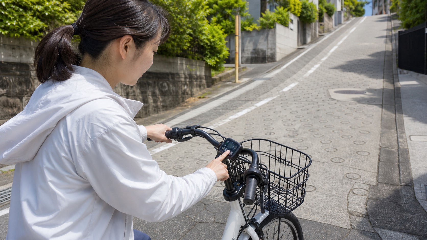 坂道の手前でアシストモードとギアを調整するイメージ