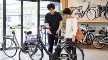 電動アシスト自転車専門店でスタッフと購入相談をする様子