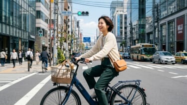 電動アシスト自転車に乗って街中を走る女性