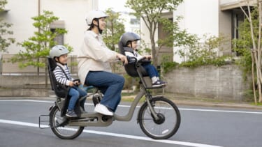 電動アシスト自転車で子ども2人を安全に乗せて走るイメージ
