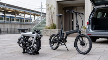 駅前と住宅前で折りたたみe-bikeの携行性を示すイメージ