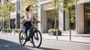 通勤と週末のサイクリングでe-bikeクロスバイクに乗る二人