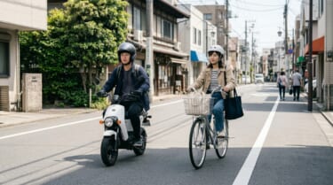 特定原付と自転車を比較する日本の街中の画像
